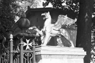 Berlin; Glienicke: Schloss Glienicke; Geflügelter Löwe am Portal