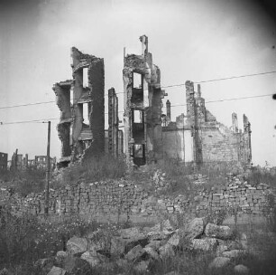 Dresden nach der Bombardierung vom 13./14. Februar 1945. Straßenbild mit Ruinen (wohl zwischen Sophienkirche und Altmarkt)