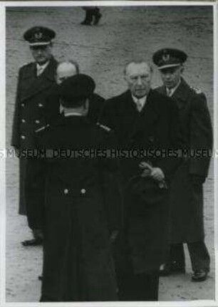 Konrad Adenauer begrüßt die ersten Soldaten der Deutschen Streitkräfte in Andernach