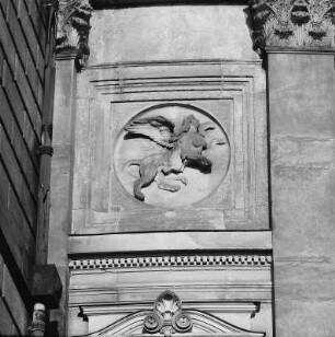 Dresden, Ausstellungsgebäude des Sächsischen Kunstvereins, Fassade, Medaillon Sphinx