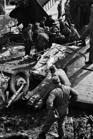 Berlin (West), Zehlendorf, Prinz-Handjery-Straße. Absturzstelle eines Transportflugzeuges ("Rosinenbomber") während Beräumungsarbeiten