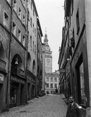 Böhmische Straße mit Lauben und Blick zum Rathaus