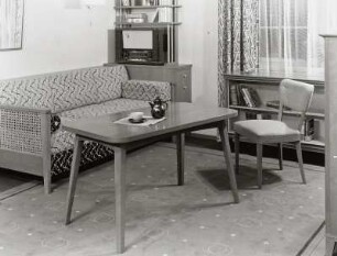 Stuhl : Wohnzimmermöbel (1956; Entwicklungsstelle Triebes) in Ausstellungskoje