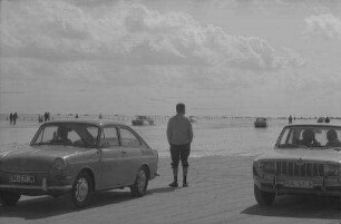 St. Peter-Ording, Böhl: Hochflut überschwemmt Parkplatz, Autos im Wasser