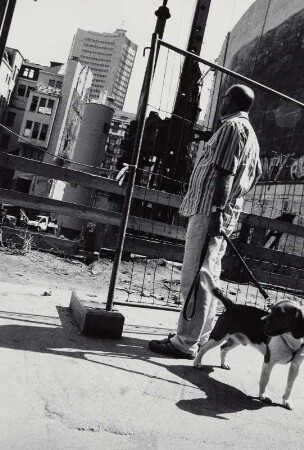 Passant mit Hund an einer Baustelle, Leipzig