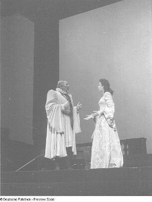 Szenenbilder aus dem Stück "Hamlet" von William Shakespeare am Deutschen Theater Berlin : Szene mit Paul Wegener als Polonius (links) und Agathe Poschmann als Ophelia (rechts)