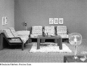 Fünf Sessel, Couchtisch und Beistelltisch (1981; Petrolchemisches Kombinat Schwedt)