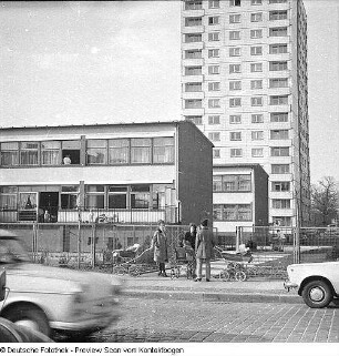 Straßenleben im Neubaugebiet