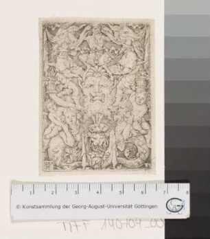 Ornament mit Maske, unten ein Tritonenpaar mit Kindern