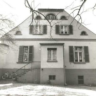 Cottbus, Lieberoser Straße 7. Landhaus (Standesamt; um 1820), Giebel