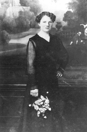 Neschwitz-Zescha. Feldmühle, Müllerstochter Elsa Schulze als sie in Dresden in Stellung war, Repro (Bildersammlung Fam. Mjetk)