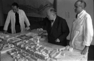 Stuttgart: Die Leiter des Stadtbauamtes vor Stadtmodell, Heier, Baudirektor Gonser, Kesseler