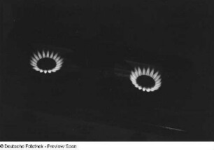 Zwei Flammen eines Gasherds