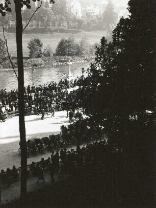 Lourdes. Wallfahrtsbetrieb am Gave de Pau
