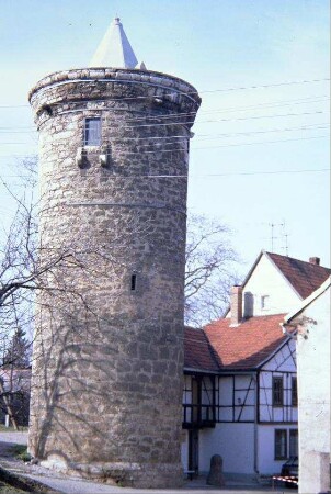 runder Wehrturm der ehemaligen Stadtbefestigung mit eckiger Spitze