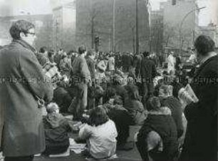 Demonstration mit sitzenden Studenten in Westberlin