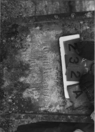Grabstein 232 (Index: 100115129) Material: Sandstein Zustand: sehr stark verwittert mit sehr großem Textverlust Maße HxBxT: 135x63x11 cm Beschreibung: Stele mit Hufeisenbogen: Grabstein 232A