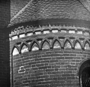 Jerichow, ehem. Stiftskirche, Apsis, Wandzone unter Dachansatz von Südosten