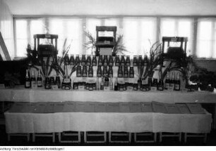 Dresden, Strehlen, Sportplatz, Radrennen Internationale Friedensfahrt, Donath-Ausstellung (Produkte der Obstkelterei Donath, ab 1950 VEB Lockwitzgrund), Oktober 1951