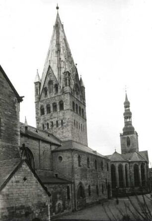 Soest, St. Patrokli : Soest. Kirche St. Patrokli. Westwerk. Blick von Nordosten gegen die Petrikirche