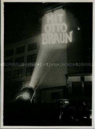 Wahlwerbung mit Scheinwerfern für Otto Braun