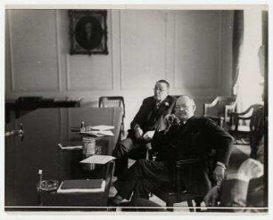 Federal Reserve Board, Washington D.C.. links: George R. James, rechts: Charles S. Hamlin
