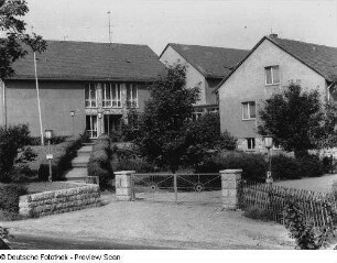 Langenhennersdorf, Betriebsberufsschule : Langhennersdorf. Landwirtschaftliche Betriebsberufsschule (1957), Bahraer Straße 14. Straßenansicht