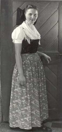 Festtagstracht aus Nebelschütz : Kleidung - katholische Tracht. Ort: Njebjelčicy / Nebelschütz. Katholisches Mädchen in Festtagstracht (sorbisch: wuslěkana).