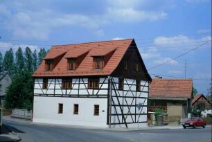 saniertes Fachwerkhaus mit drei Schleppgauben