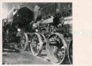 Kriegszerstörte Lokomotive im Reichsbahnausbesserungswerk (RAW) in Berlin