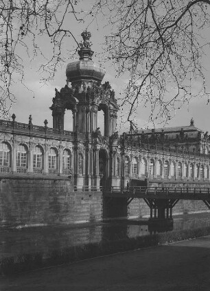 Dresden. Zwinger, Kronentor mit Langgalerien und Graben
