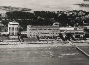 Lido di Venezia. Venedig. Italien. Seebad. Blick auf das Grand Hotel Excelsior mit den Nebenanlagen. Im Hintergrund die venezianische Lagune