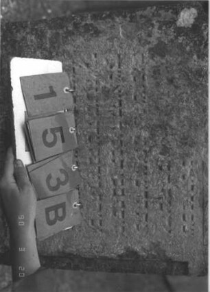 Grabstein 153 (Index: 100009010) Zustand: linker Rand zum Teil abgebröckelt, insgesamt leicht verwittert Maße HxBxT: 118x57x8 cm: Grabstein 153B