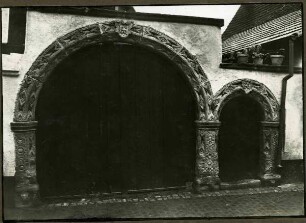 Tor.Im Schlußstein von Tor und Nebenpforte Schild mit Winzerzeichen, 1604