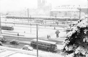 Freiburg: Blick über den Bahnhofsplatz, von oben