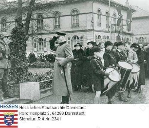 Dieburg, 1940 März 10 / Heldengedenktag, hier: Major Rosenberger am Kriegerdenkmal vor Kreisamtsgebäude, Gruppenaufnahme