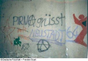 Dresden-Neustadt. Hauswand mit Parolen