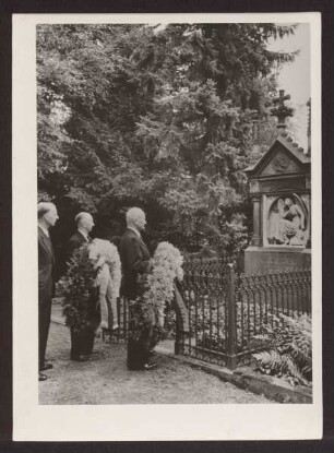 75 Jahre Hermannsdenkmal / Kranzniederlegung an Bandels Grab in Hannover. Hannover. Engesohder Friedhof. Papierabzug