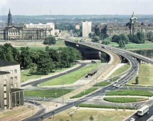 Dresden. Blick vom Wohnhochhaus am Pirnaischen Platz über die Leningrader Straße (St. Petersburger Straße) und die Dr. Rudolf-Friedrichs-Brücke (Carolabrücke) nach Nordwest zur Neustadt
