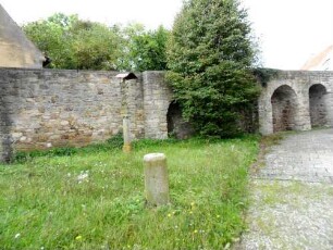 Kirchhof im Westen mit Kirchhofmauer (Wehrgang mit Steinbrüstung im 19 Jh abgetragen) in übersichtlichem Verlauf