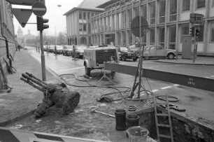Verkehrsstau am Schlossplatz im Zusammenhang mit Gasleitungsreparaturarbeiten in der Waldstraße