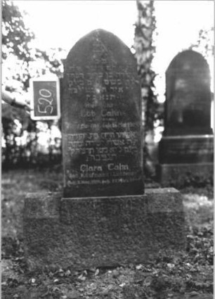 Grabstein 520 (Index: 100111576) Material: Granit Zustand: gut Maße HxBxT: 150x99x25 cm Beschreibung: Stele, breiter Sockel, doppelt eingezogener Spitzbogenabschluß Symbolik: Davidstern Besonderheit: Doppelgrab: Grabstein 520