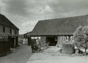 Wittgendorf, Leiterwagen mit Gespann im Hof vor den Wirtschaftgebäuden