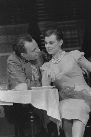 Szenenbilder aus "Lügen haben lange Beine" von Eduardo de Filippo mit Musik von Günter Hauk (Regie: Werner Schulz-Wittan, Ausstattung: Dieter Berge). Maxim-Gorki-Theater Berlin, 21.02.1958 (Premiere am 25.02.1958) : Mit Lotte Loebinger als Carmela, Evamaria Bath als Olga, Ruth Kommerell als Constanza, Eva-Maria Hagen als Angelina, Heinz Scholz als Libero, Wilhelm Gröhl als Benedetto, Walter Jupé als Guglielmo, Hermann Dieckhoff als Roberto, Hildegard Röder als Graziella, Friedel Nowack als Christina, Wolfgang Hübner als erster Sohn u. a.