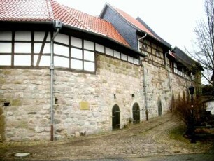 Evangelische Pfarrkirche - Ansicht im Nordwesten über Westflanke mit Kirchhofmauer und Gadenaufsätzen (Fachwerk-Gaden erneuert-einst Wehrgang mit Schießscharten) von Ortsseite