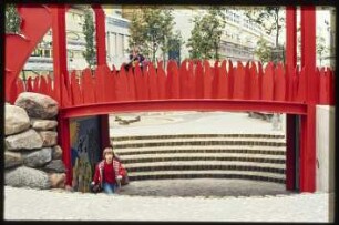 Spielplatz der Großsiedlung der Autobahnüberbauung Schlangenbader Straße