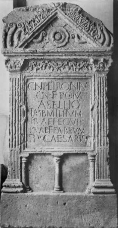 Grabstein des römischen Militärtribunen Cn. Petronius Asellio