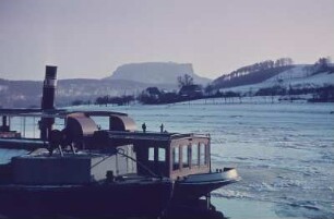 Sächsische Schweiz. Elbe mit Eisgang, Fähre, Blick zum Königstein
