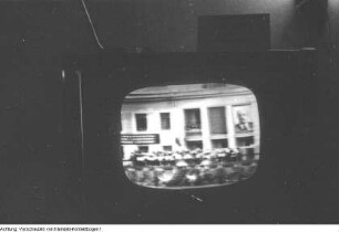 Fernsehabend in einem Klub der Volkssolidarität. Sendung über den Empfang des Kosmonauten Gagarin, 1961