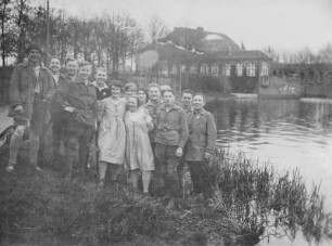 Die Delegierten der Ortgruppe Bermsgrün des Kommunistischen Jugendverbandes Deutschlands (KJVD) vor der Abfahrt zum Reichsjugendtag in Hamburg 1927 in Wiesenburg : Die Bermsgrüner Delegierten des Kommunistischen Jugendverbandes Deutschlands auf dem Reichsjugendtag in Hamburg
